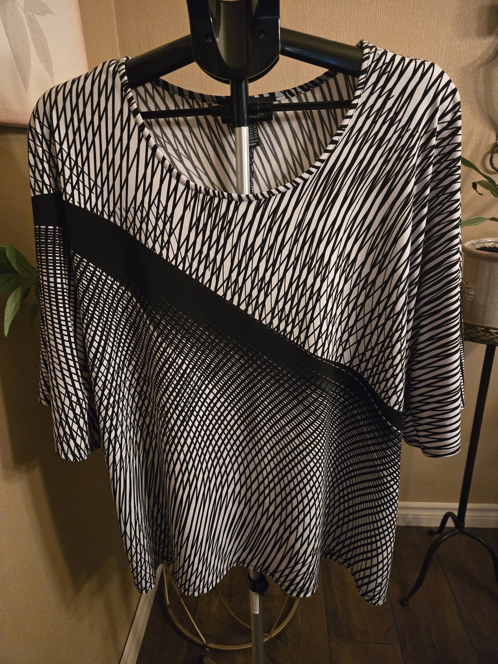 Frank Lyman Design Black and White Graphic Top
